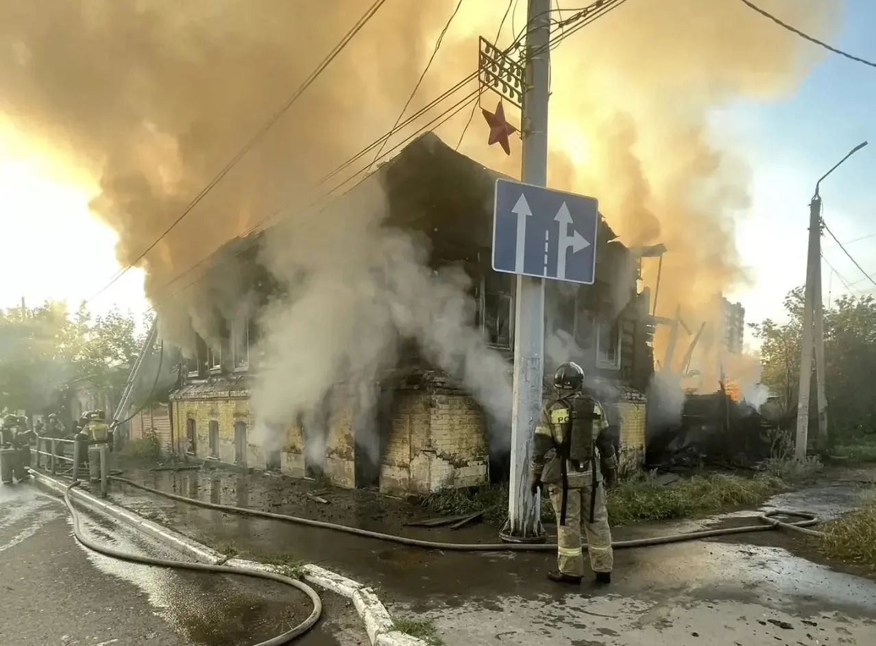 🔥🔥 В центре Оренбурга сгорел жилой дом

На улице Рыбаковской в центре Оренбурга пожарные ликвидиру