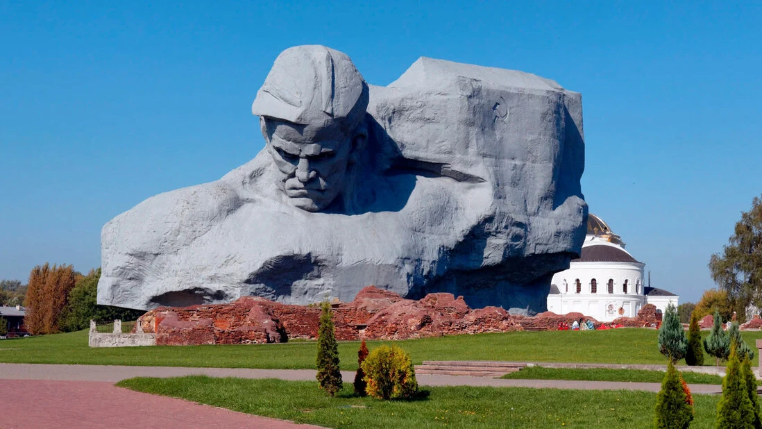 Пост №5. ✊ БРЕСТСКАЯ КРЕПОСТЬ: ПОЧЕМУ ОНА СТАЛА СИМВОЛОМ НЕПОКОРЁННОСТИ И МУЖЕСТВА?

Знаете ли вы, ч