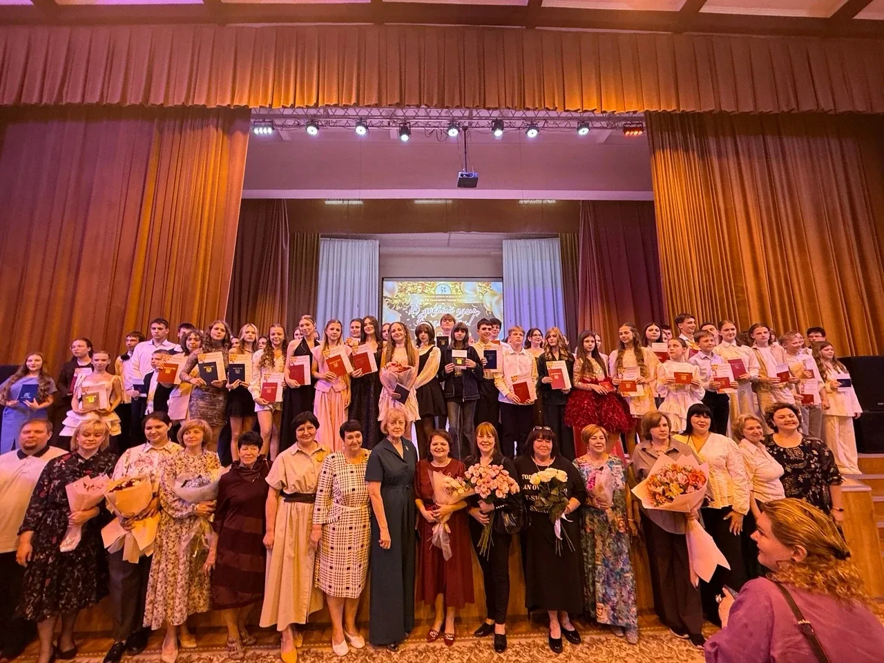 🎉В концертном зале состоялось торжественное вручение свидетельств об окончании школы.

🌟 В тёплой 