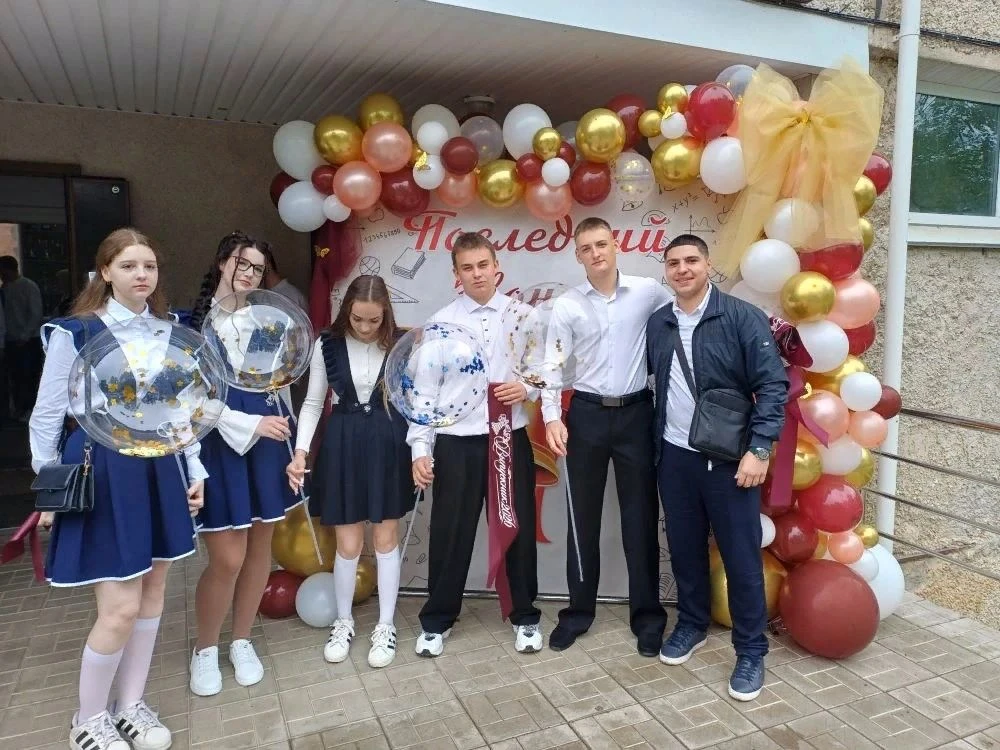 🎓🔔 Филиал ВВГУ в г. Артёме поздравил выпускников школ с Последним звонком
Для выпускников школ Арт