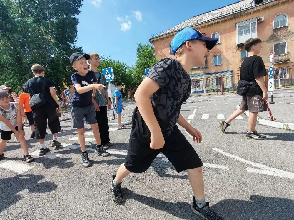 🚦 Безопасность на дорогах — это не игра, а важные знания!

Наши юные «Первооткрыватели лета» из лаг