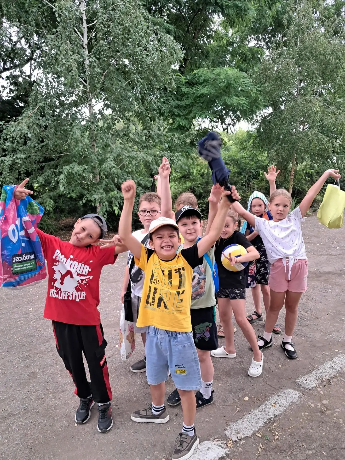 Ни хмурое небо, ни прогноз погоды, обещавший грозу, не помешали сегодня плану устроить пикник для ре