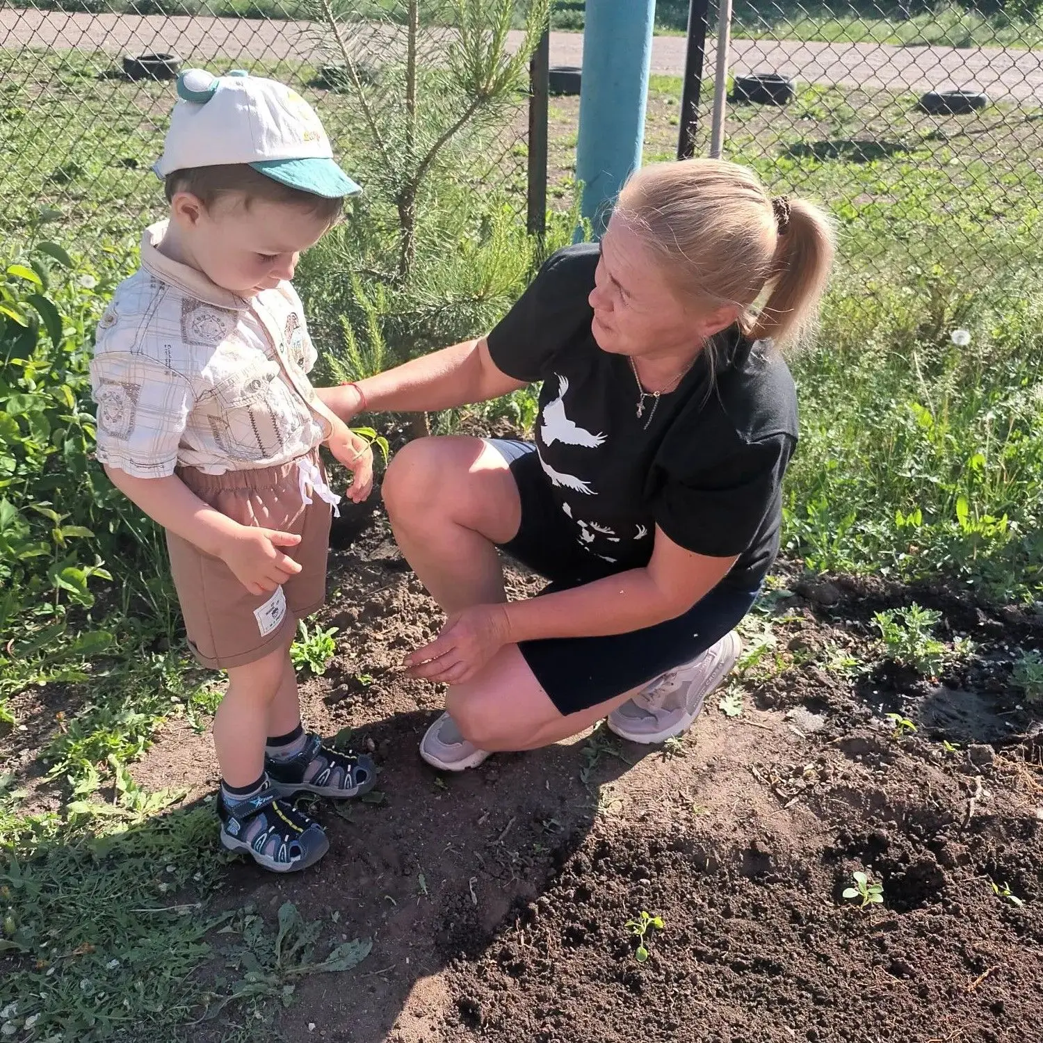 У нас в детском саду «Родничок»  прошла экологическая акция «Посади цветок в саду».
Дети,  при  подд