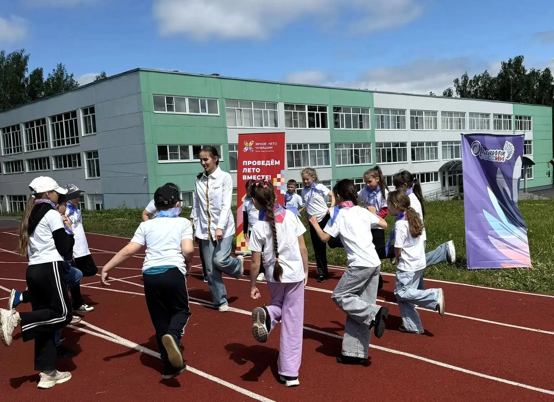 Солнце, воздух, спорт, друзья….

В Козловской средней школе №3 продолжает свою активную работу летни
