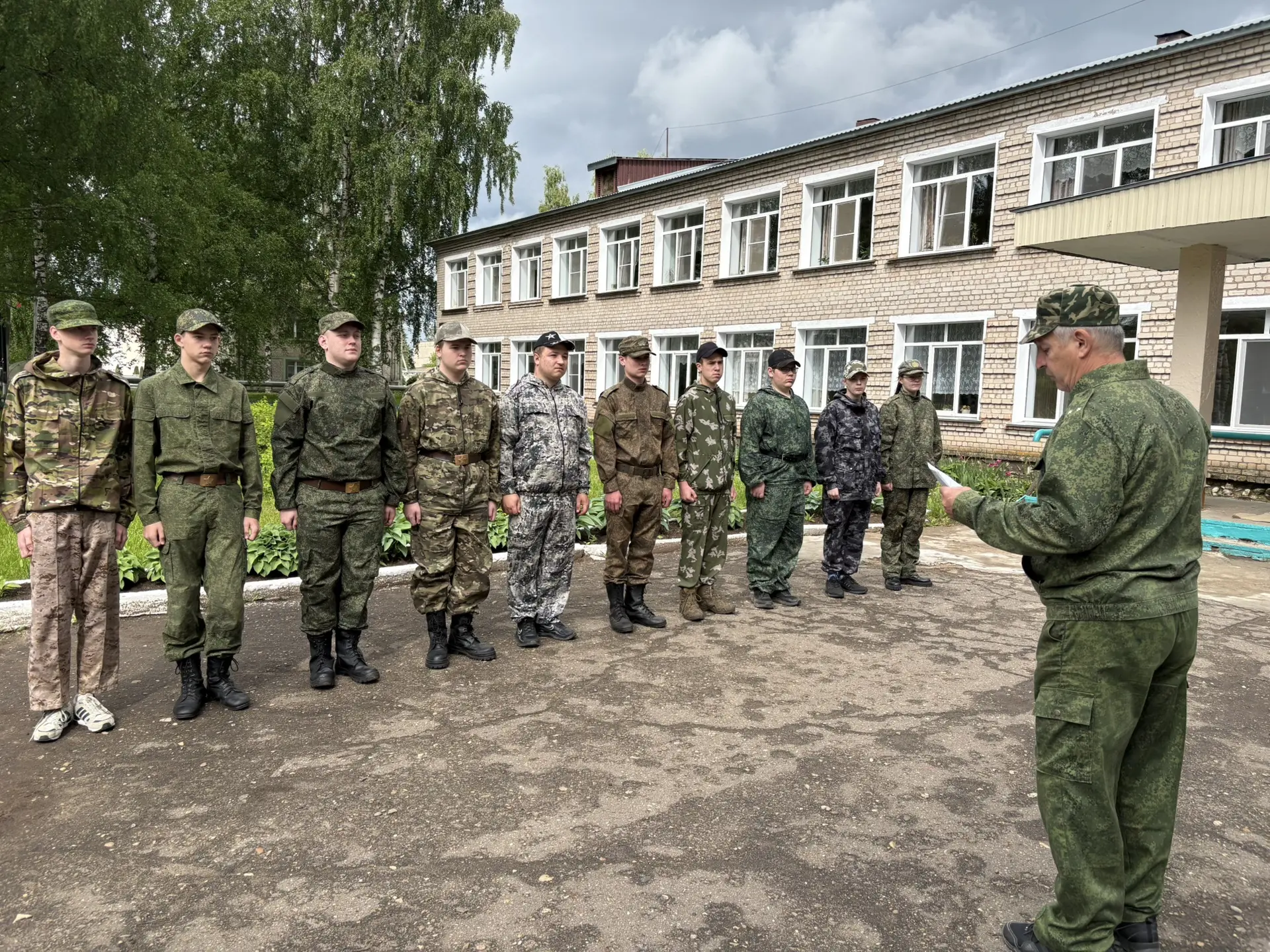 🇷🇺В школе проходят военные сборы. 
Командир и «солдатики» молодцы!