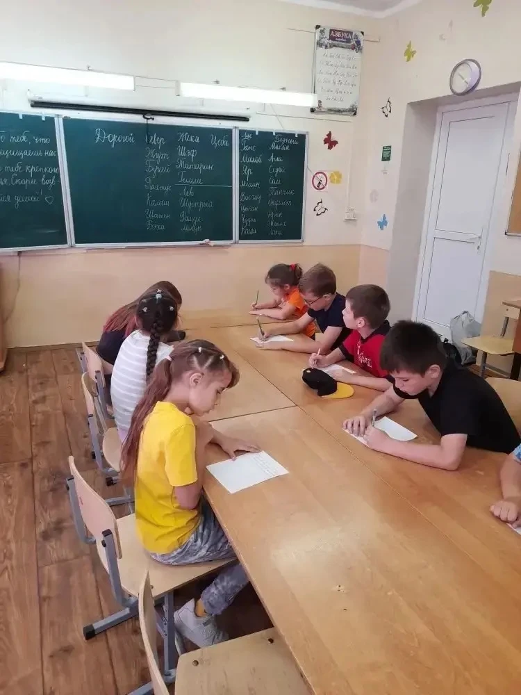 Сегодня день в лагере" Светлячки " прошел весело и активно.Тематика дня- " Знай и соблюдай правила д