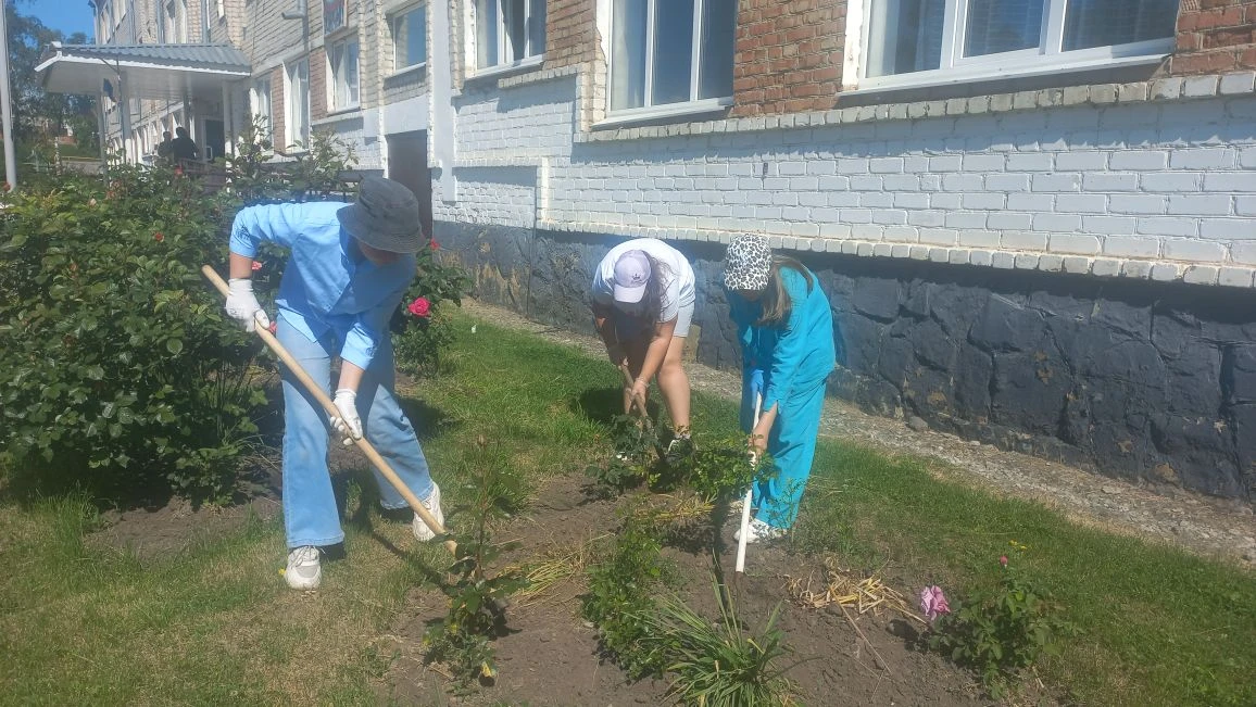 🌞 Сегодня ребята из 5 А класса с энтузиазмом начали свою первую летнюю практику! 💪🌼

Вместе они п
