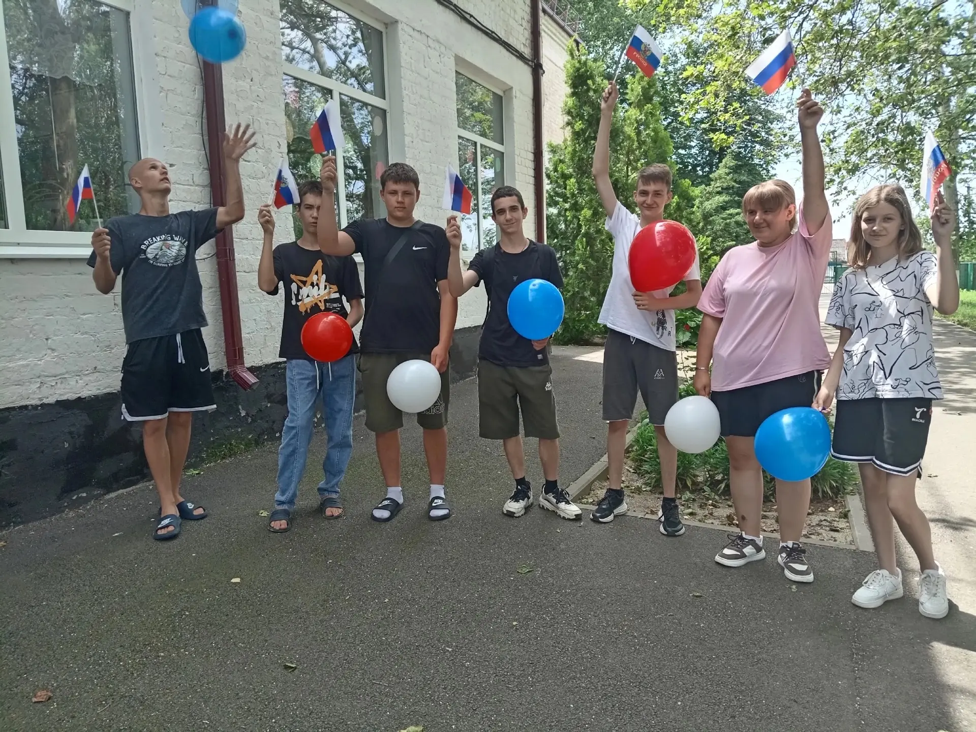 🇷🇺Акция «Российский триколор» 
 
11 июня - в честь празднования Дня России в нашей школе прошла ак