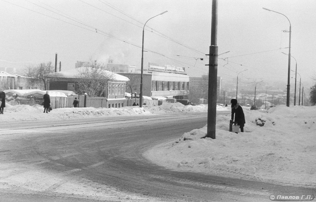 Улица Радищева от Московской вниз, зимой 1986 года. Слева - Химчистка-прачечная "Новость" (снесена н