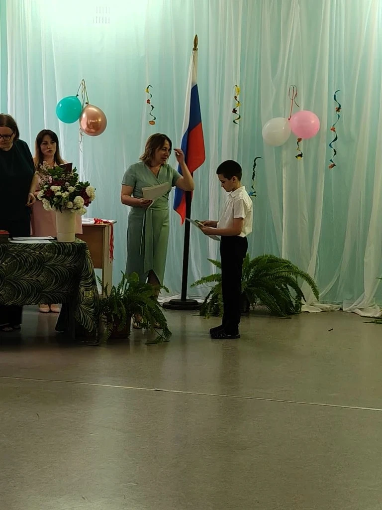 Последний звонок — время подводить итоги! 🔔

💫Сегодня в нашей школе прозвучал последний звонок — т