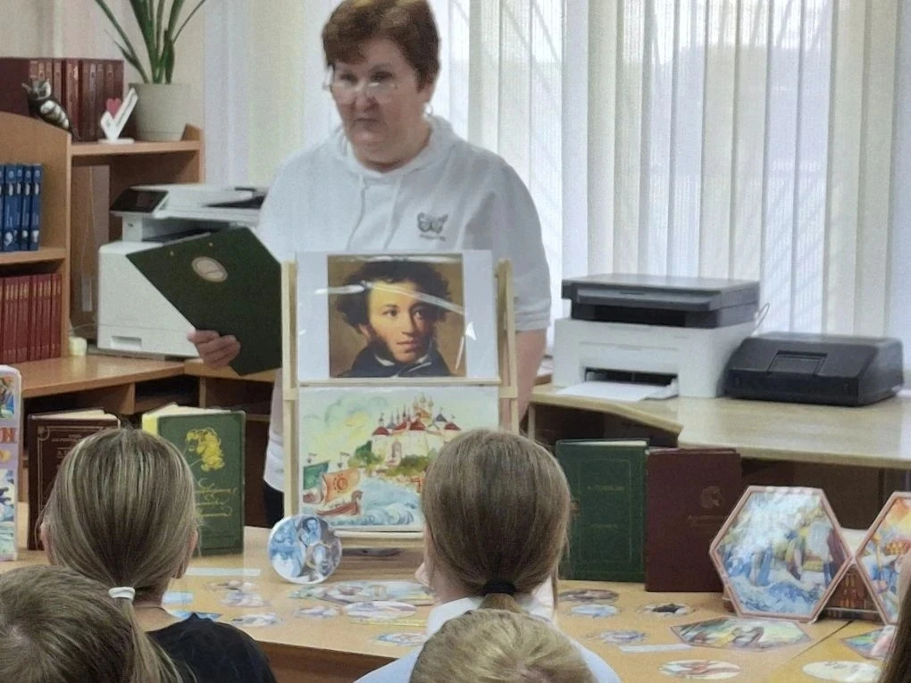 В мире Пушкинских строк. 3 отряд посетил библиотеку № 5
В преддверии Дня русского языка и дня рожден