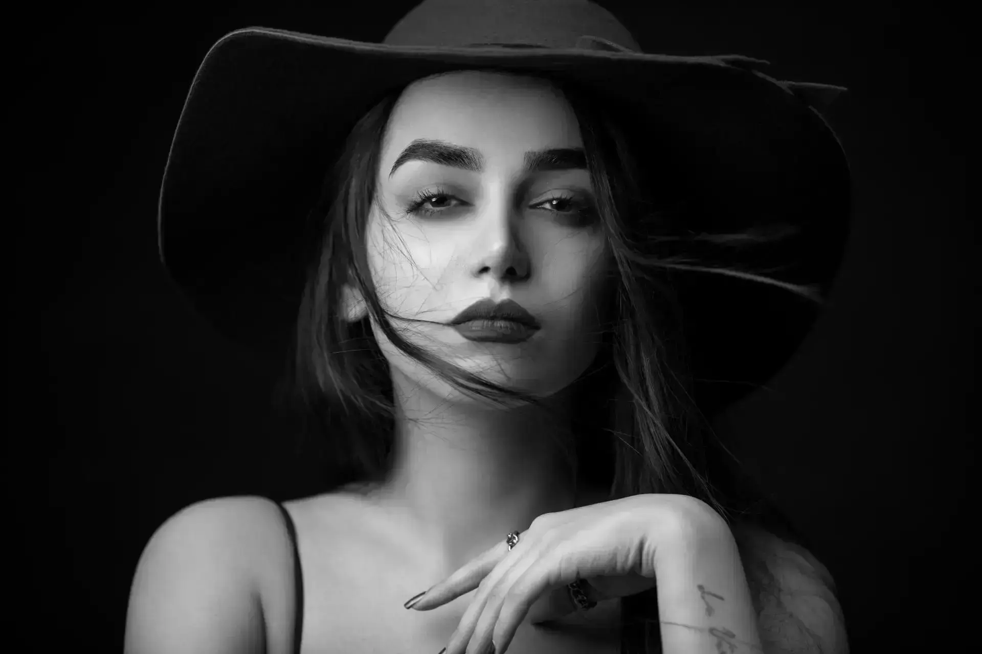 Харизма – самый сексуальный навык в этом веке 

Это когда без вау внешности имеешь множество поклонн