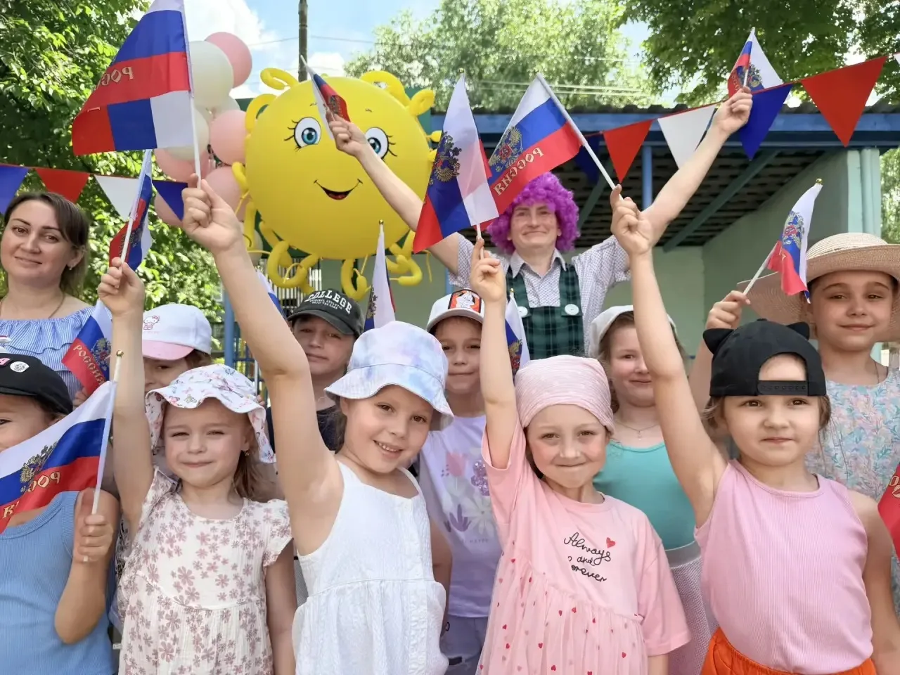 🇷🇺 С Днём России, «Карусель»! 🎉

Сегодня в нашем детском саду было по-особенному торжественно и д