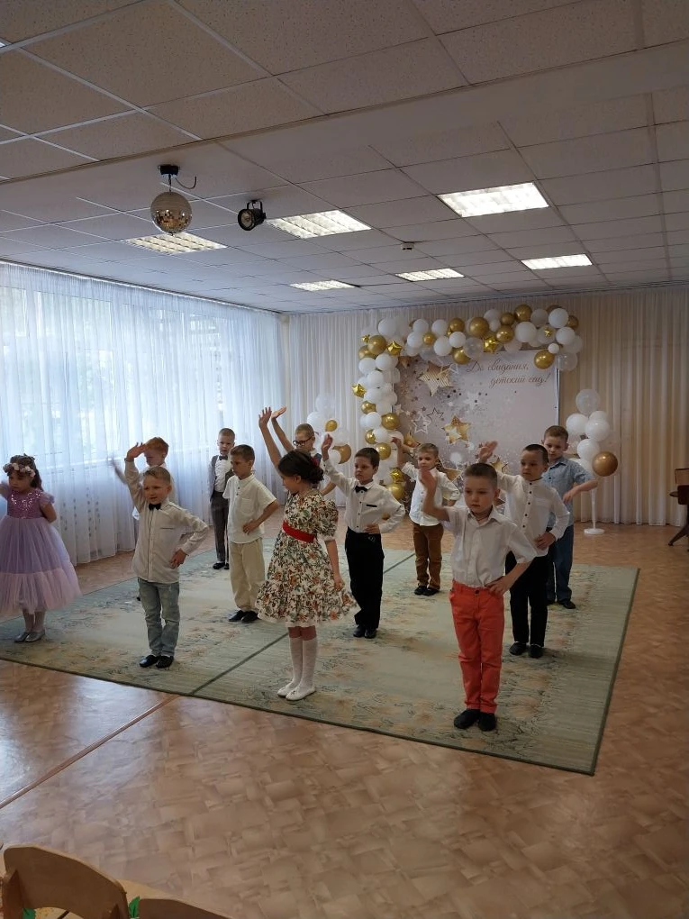 В нашем детском саду успешно проходят выпускные утренники! Мы уже проводили в школу выпускников груп