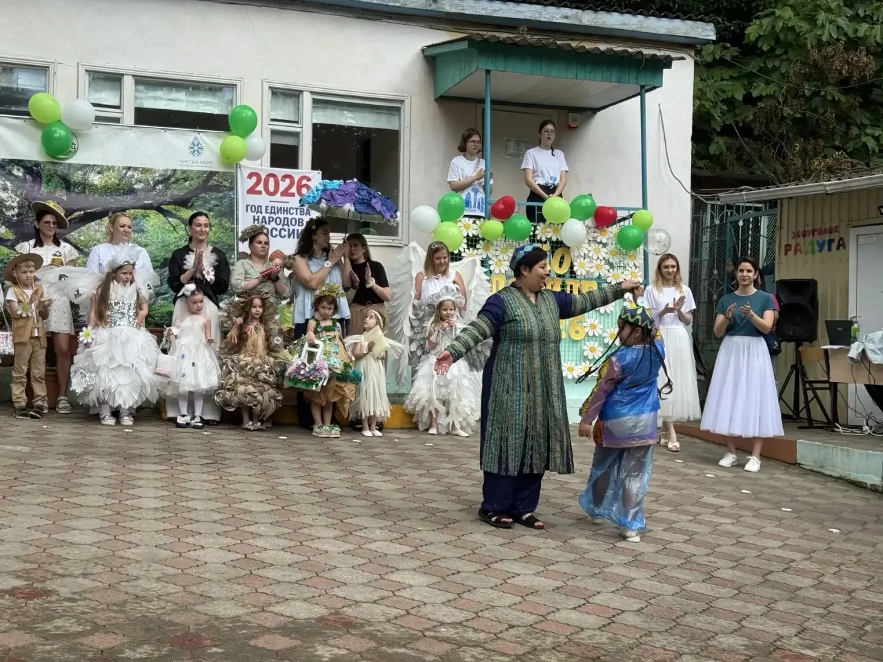 В Экодефиле участвуют наши мамочки с нашими детками. Костюмы сделали сами 👏👍