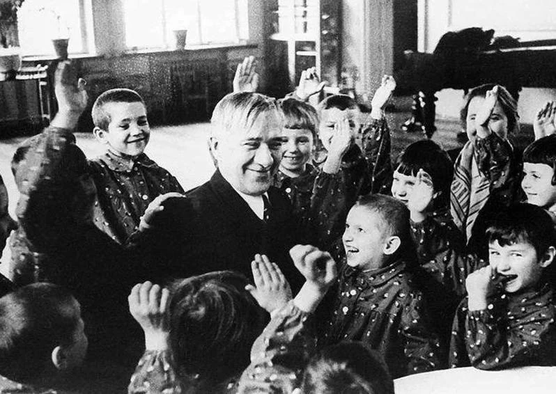 «Вчера был в двух новых школах. Одна рядом с нами тут же на Манежном. Пошел в 3-й класс. Ужас. Ребят