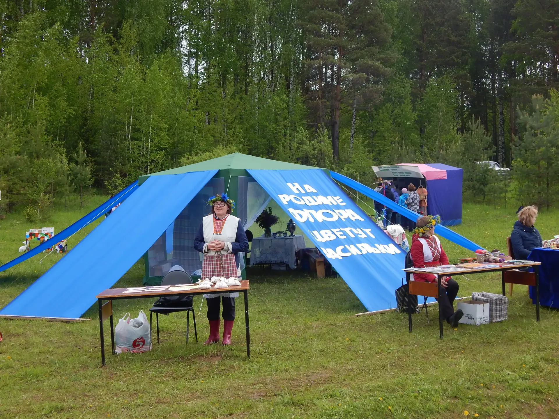 4 июня - Васильков день.
С добрым васильковым утром! 

Чем пахнет василёк в краю родном,
На свете зн