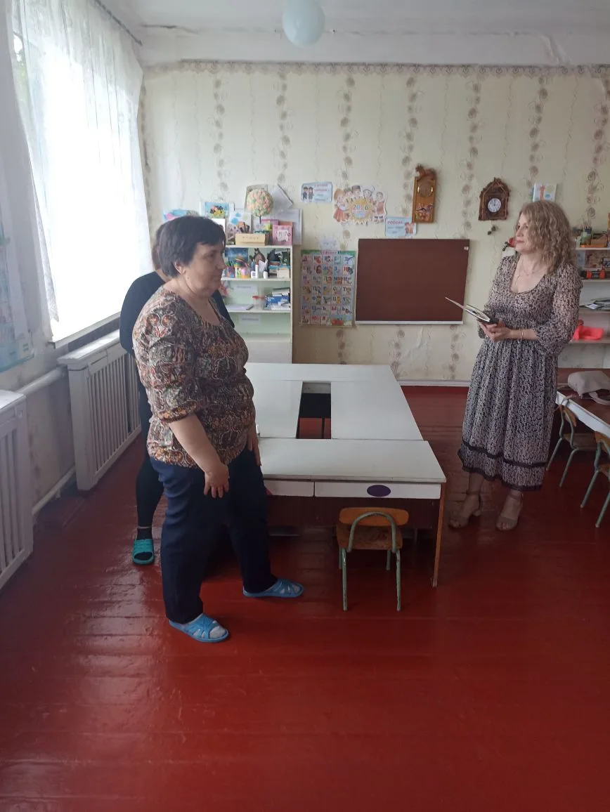Провела встречу с трудовым коллективом Новоивановского детского сада

Обсудили тему улично-дорожной 