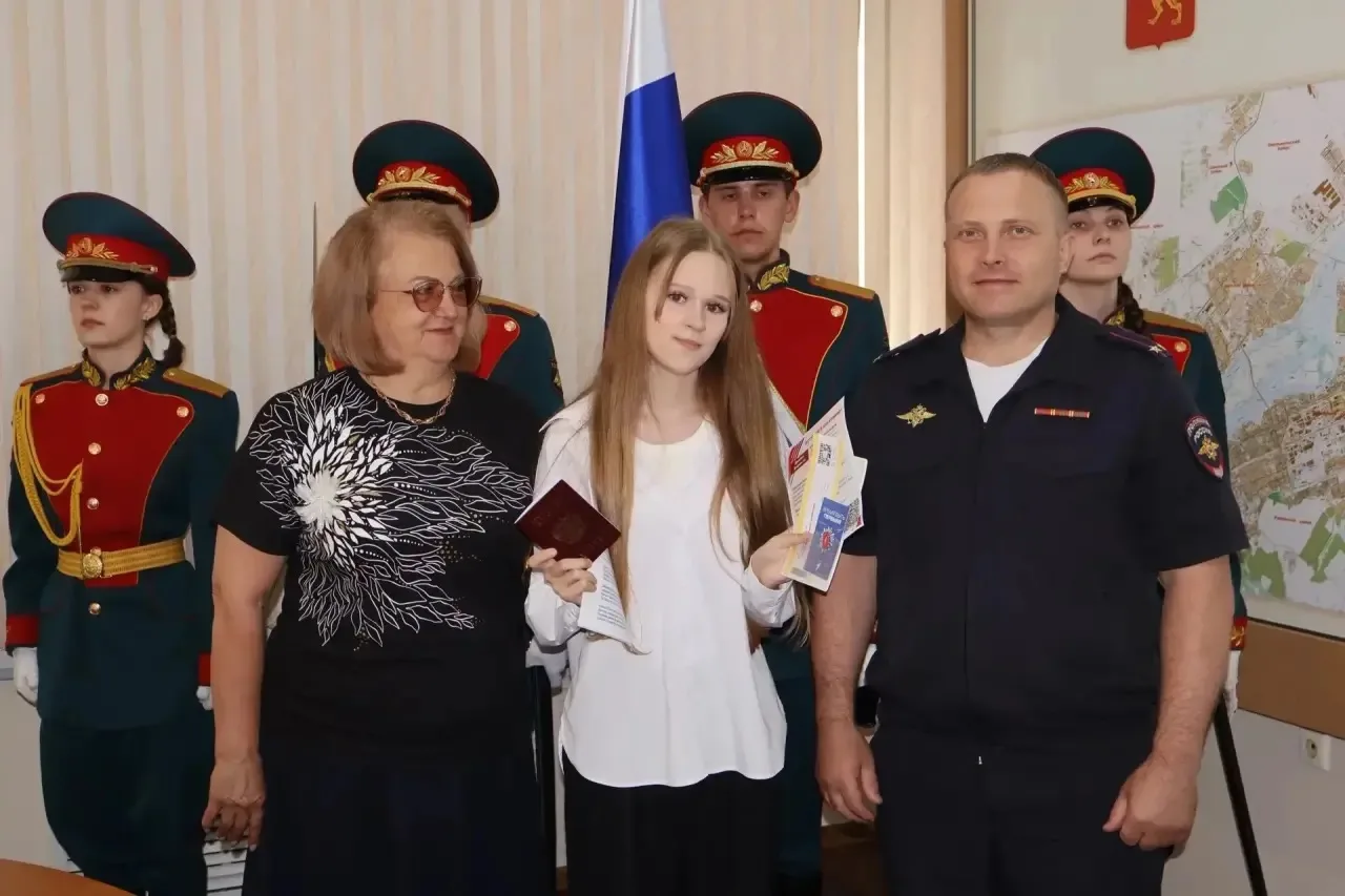 Важный шаг во взрослую жизнь: в Красноярске вручили первые паспорта

Сегодня в администрации Ленинск