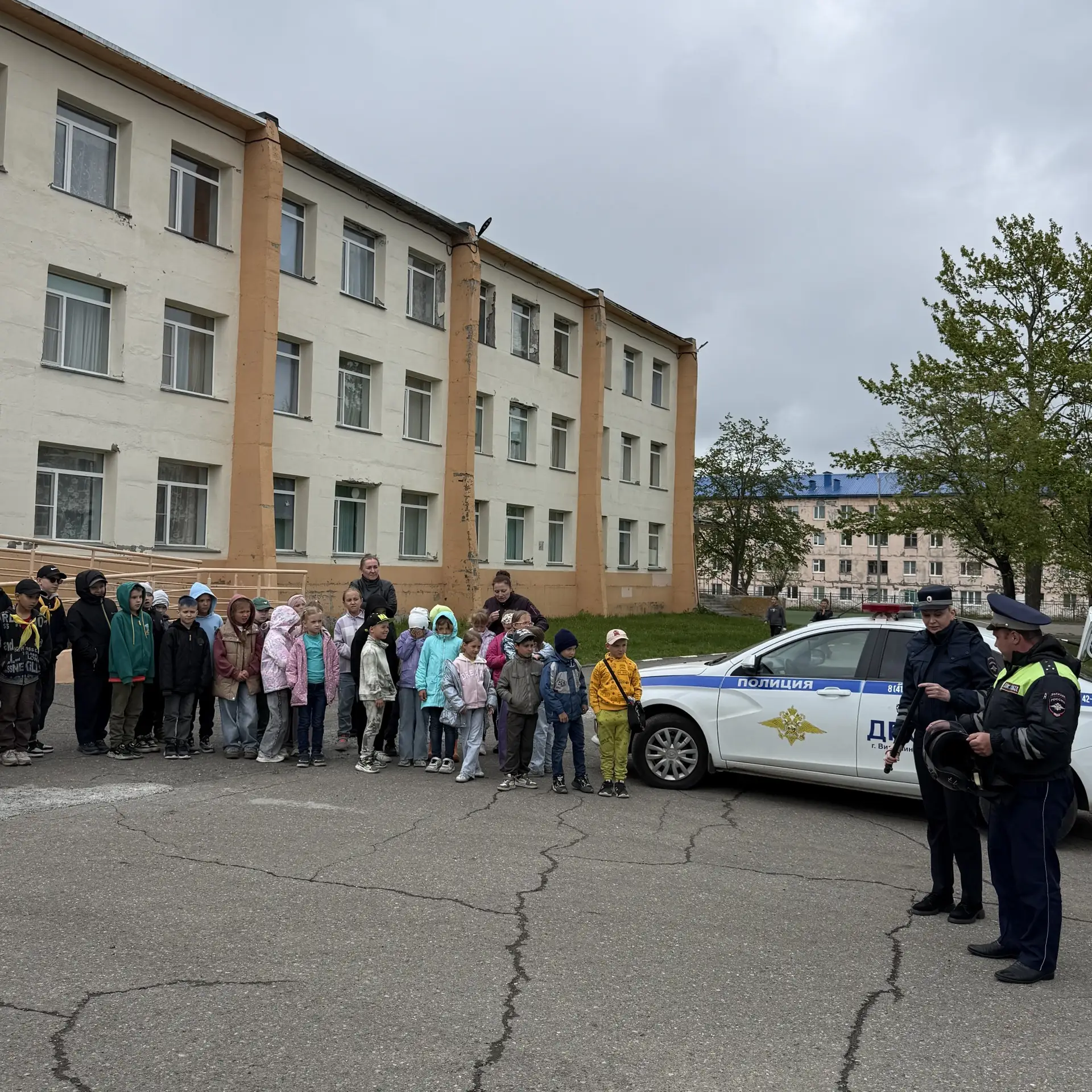 👮🏽‍♀️ Здесь и сейчас: сотрудники ГИБДД проводят профилактическую беседу, посвящённую правилам доро