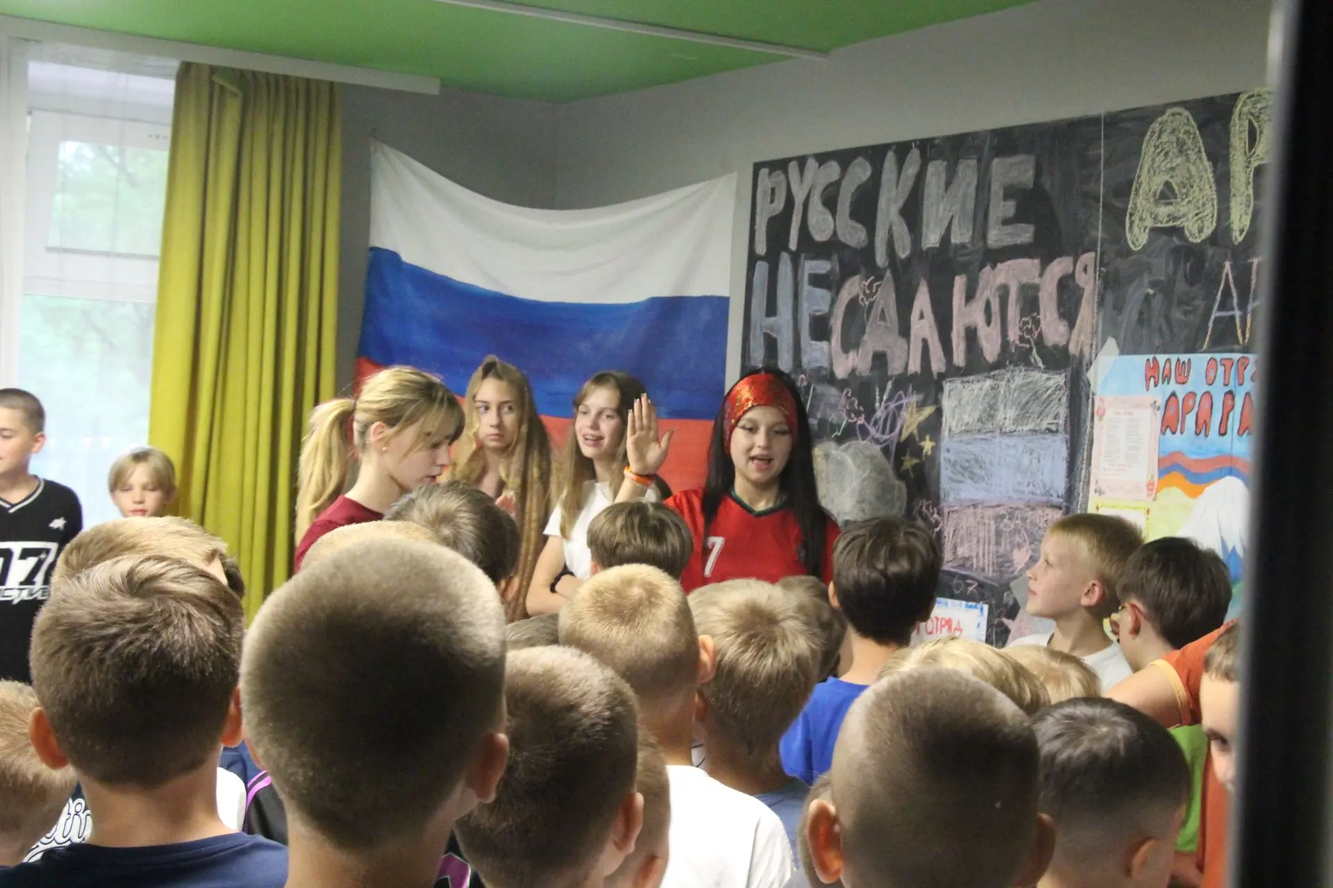 🌙 ВЕЧЕР: ГОСТЕВАНИЕ «В ГОСТЯХ У ОТРЯДА»

А вот и главное событие! После ужина лагерь ожил: двери вс