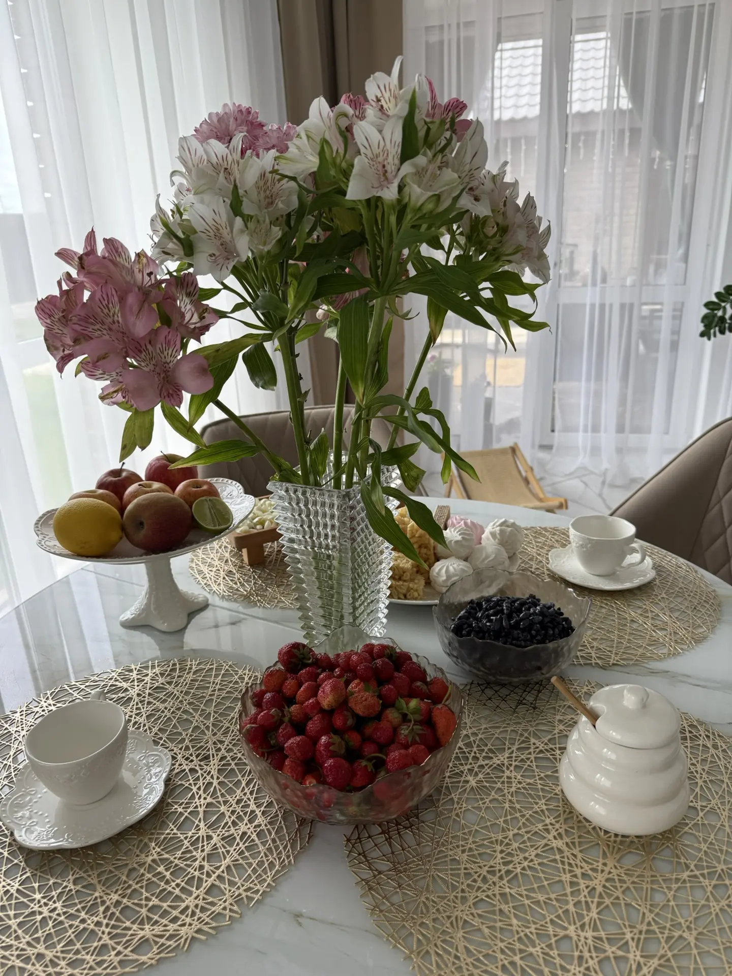Родители привезли свежую клубнику , вкусную жимолость и красивую зелень🌿 
Самые простые дни всегда 