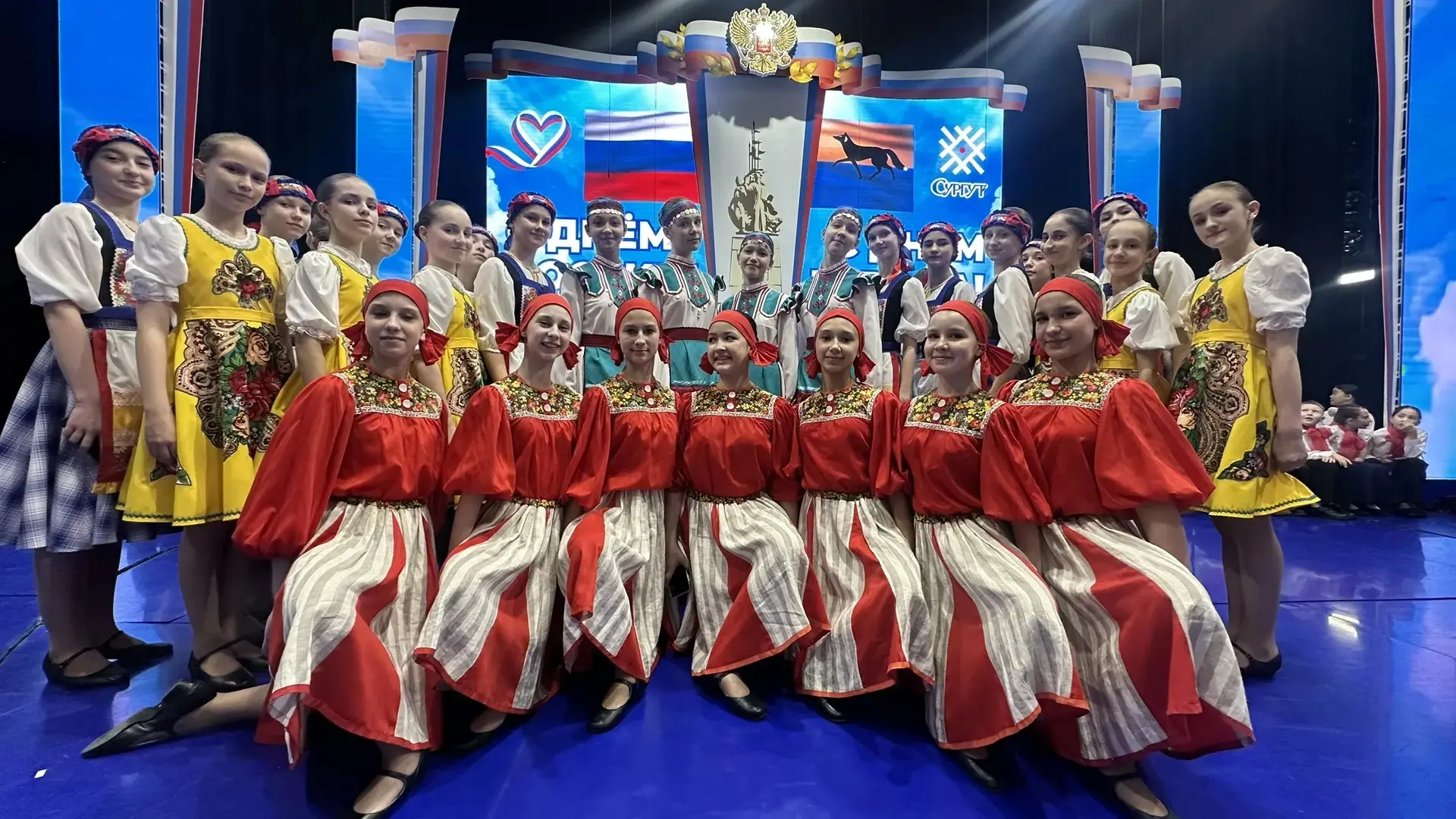 С Днем города, с Днём России! 🇷🇺

Учащиеся 6 и 7 класса, участники ансамбля танца «Сургут» поздрав