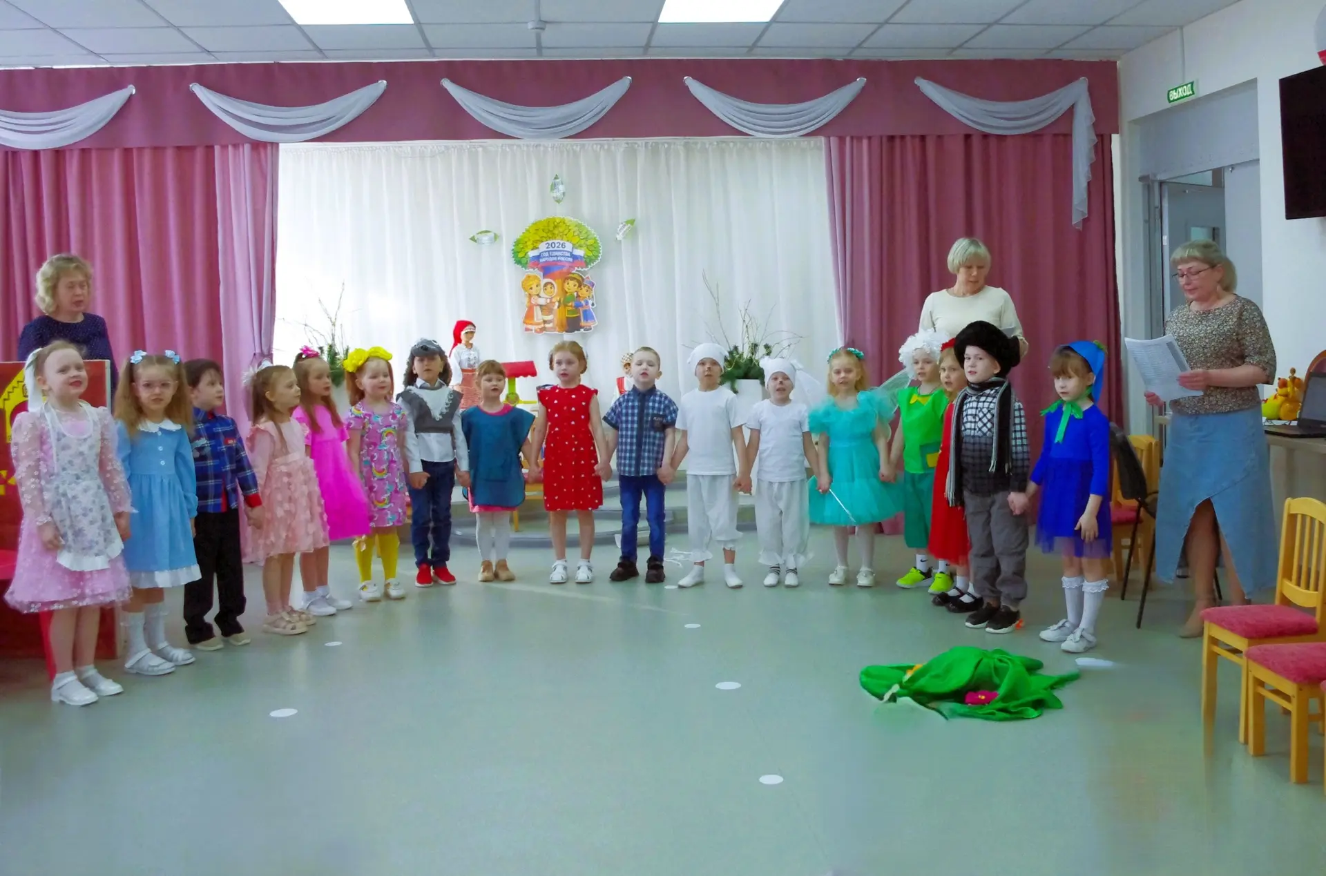 🎭 Праздник сказок в детском саду! 

В этот раз наш семейный клуб собрался в музыкальном зале, где ц