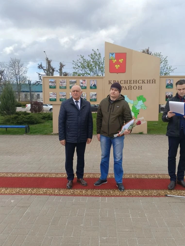 Глава Красненского округа, Полторабатько Александр Федорович, вручает свидельство о занесении на дос
