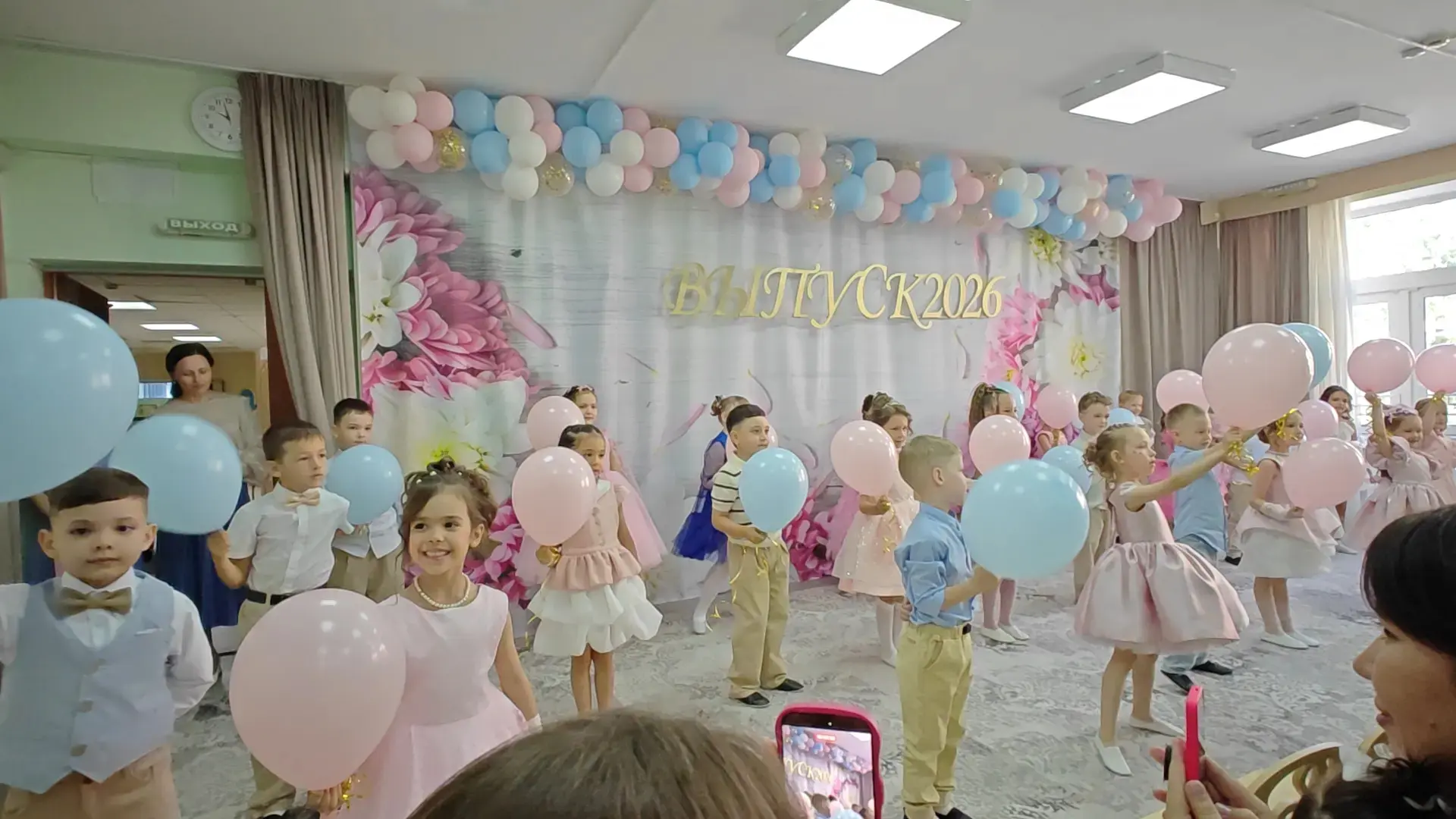 Выпускной бал группы Солнышко ☀️

Красивые, нарядные и такие серьёзные, дети из группы Солнышко пели