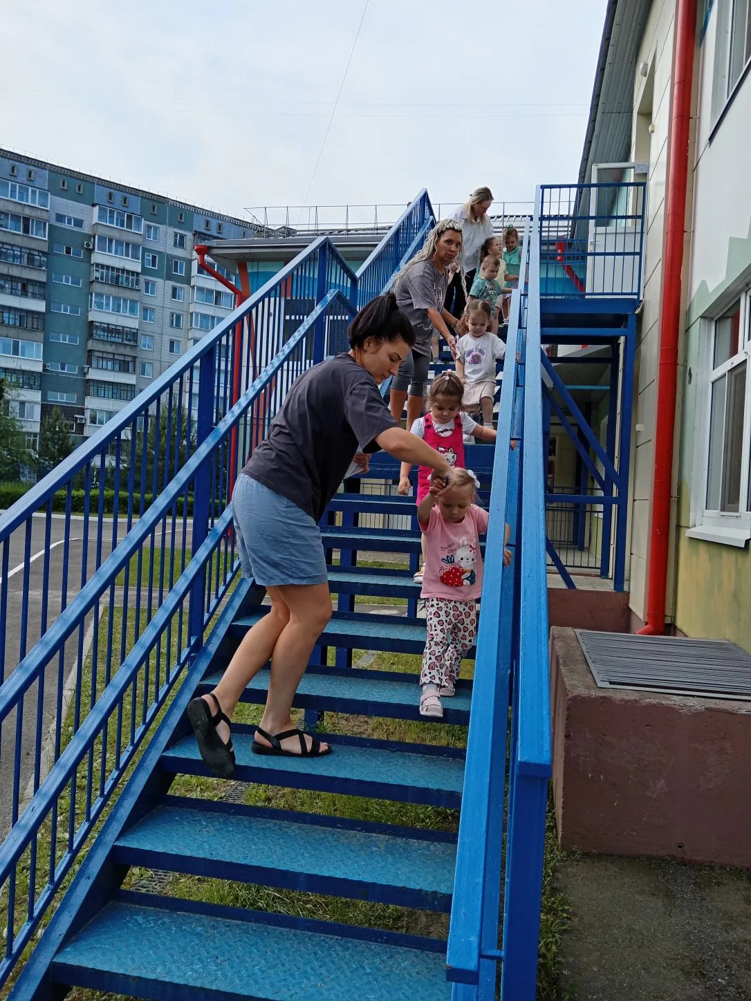 В обоих корпусах нашего детского сада прошли плановые занятия по эвакуации детей и персонала при воз