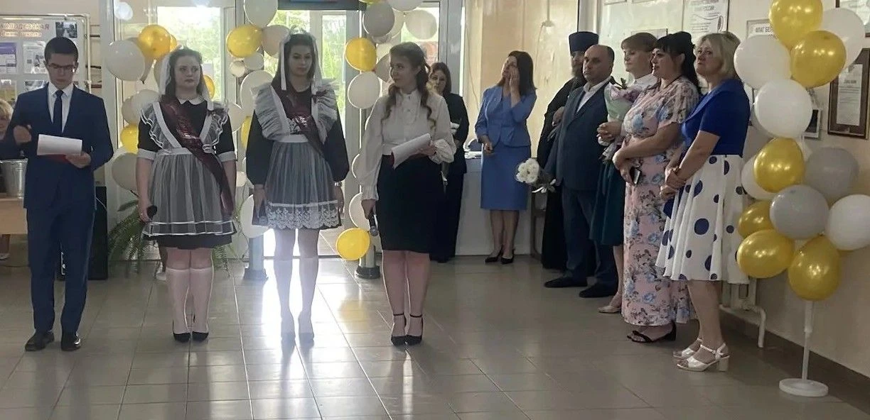 Сегодня, в солнечный и теплый майский день, Белоколодезская средняя школа провожала своих выпускнико