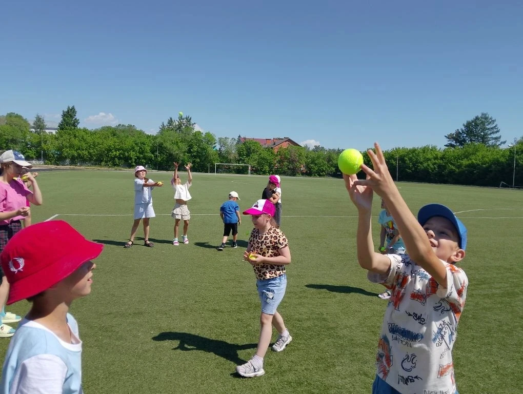 Спортивный мастер-класс на стадионе «Старт» 🏃‍♂️⚽🏆

Сегодня наш лагерь отправился на стадион «Стар