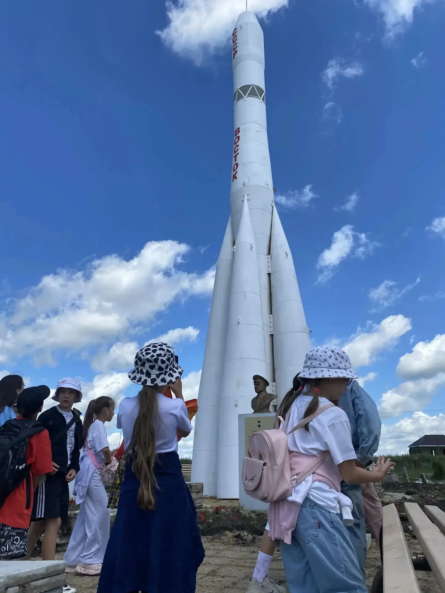 🌞 В рамках программы пришкольного лагеря состоялись две яркие активности: 🌈 выездная экскурсия в з