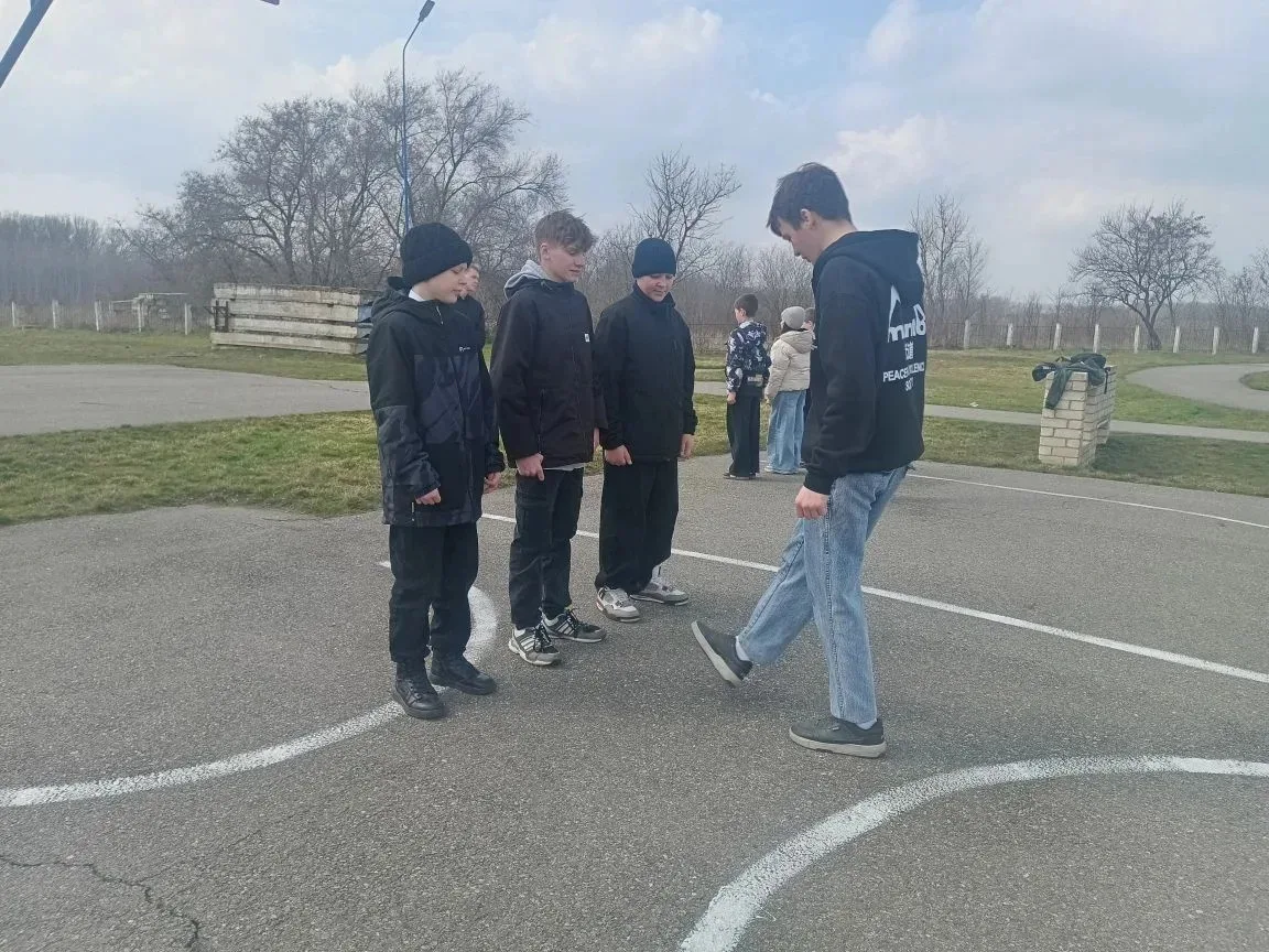 Вчера в нашей школе стартовала усиленная подготовка к строевой — средняя группа зарничников с утра д