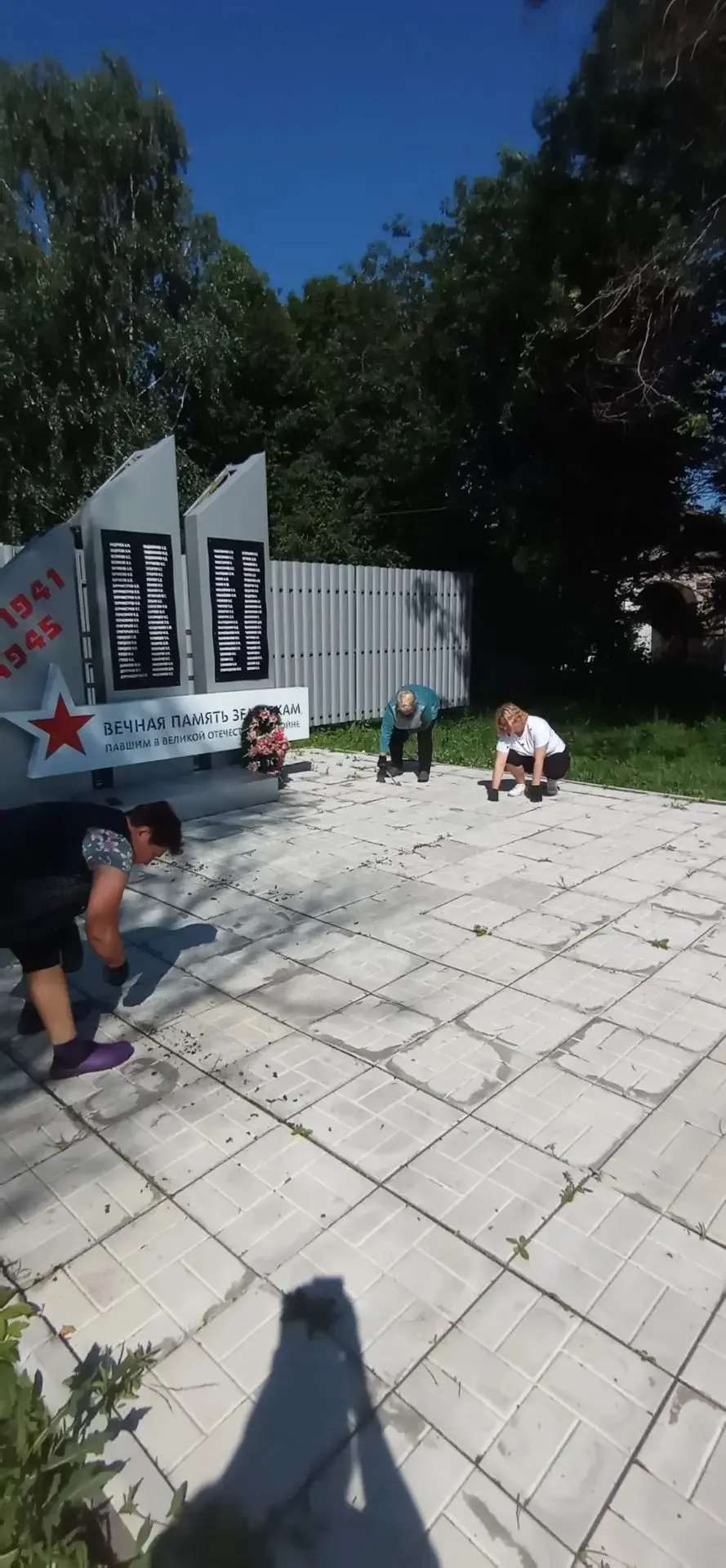 ✨ В селе Петрово состоялся субботник! ✨

Сегодня сотрудники администрации и работники  сельского клу