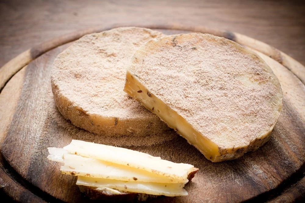 Мильбенкэзе: немецкий сыр, который созревает с клещами

Milbenkäse переводится с немецкого как “клещ