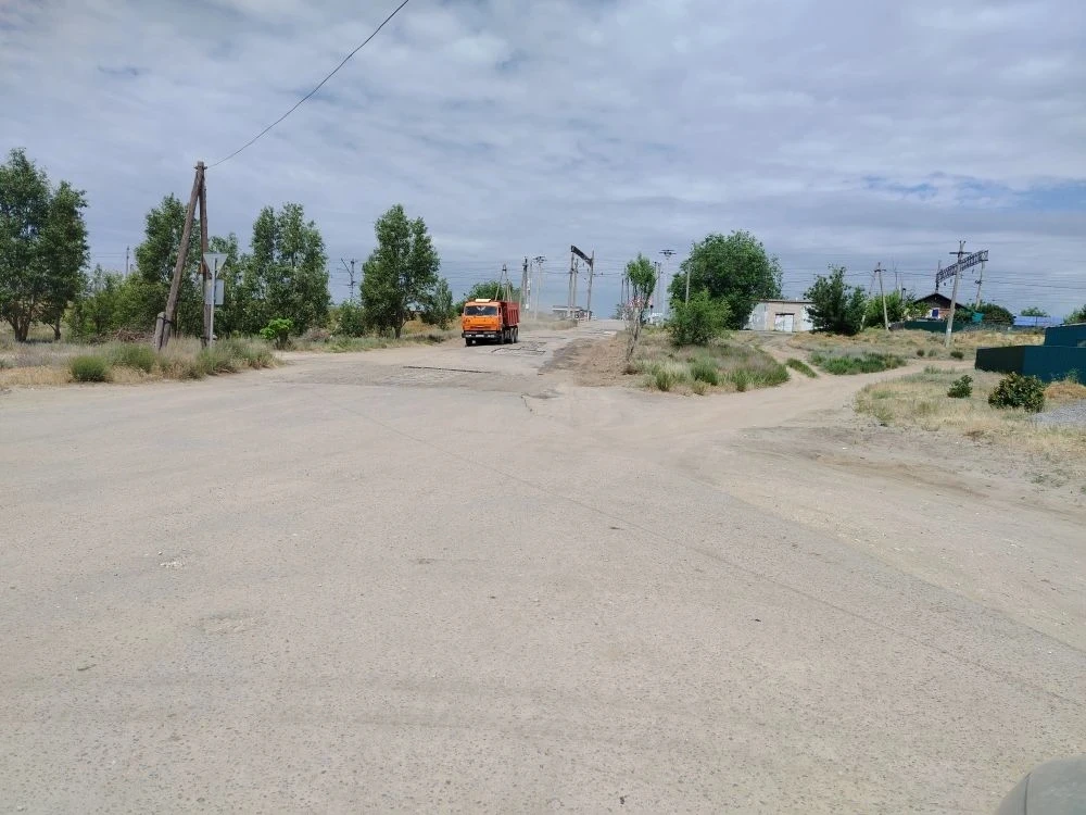 Выполняется ямочный ремонт на проезжей части подъезда к жд переезду на ст. Чапурники

#ПартияРядом34
