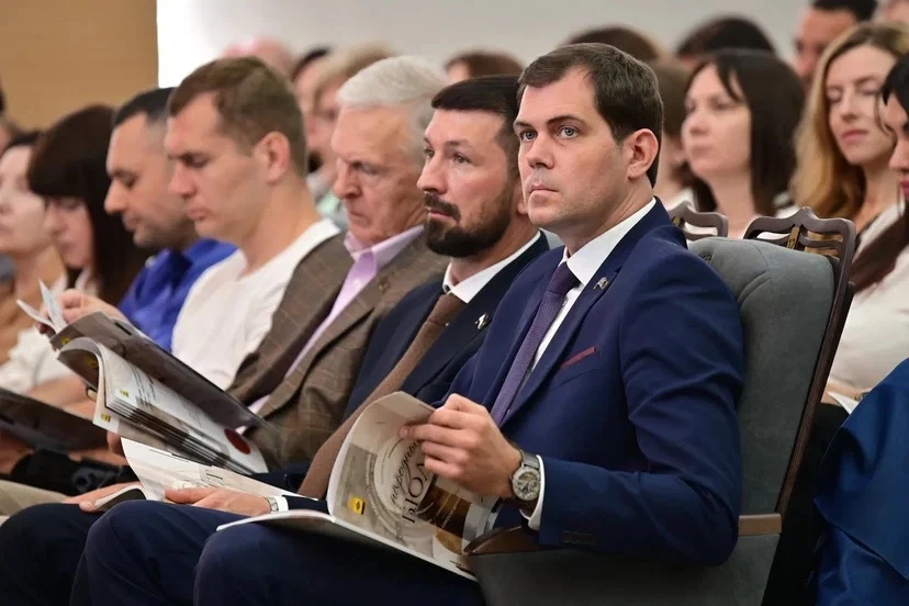 Принял участие в  публичных слушаниях об исполнении бюджета Новороссийска за 2025 год. 

Основные ит