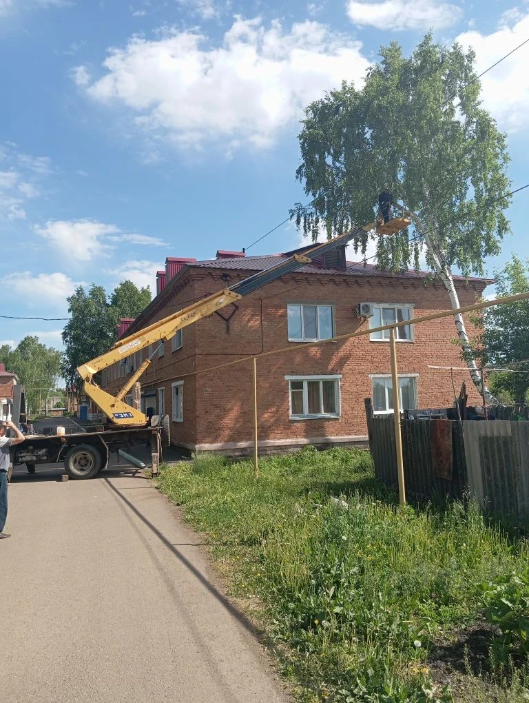 снос аварийных деревьев ул. Комарова д. 9