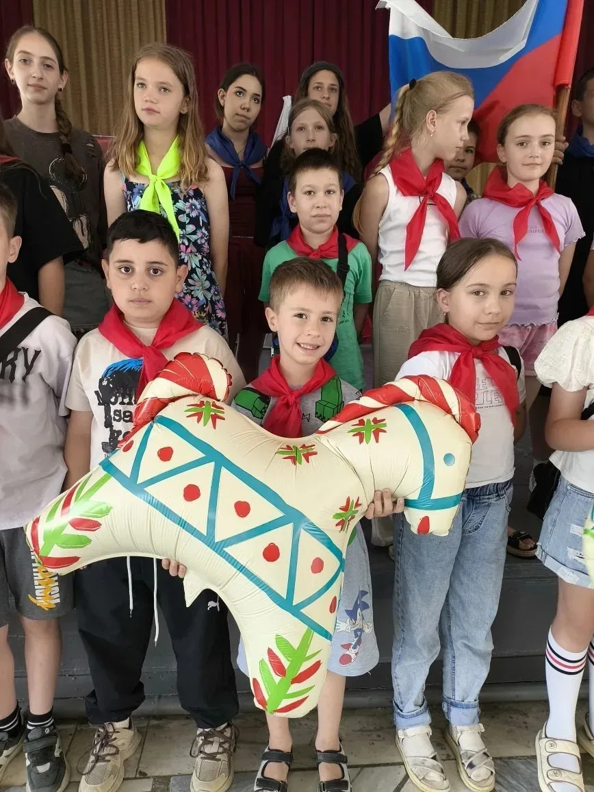 В преддверии Дня России в нашем пришкольном лагере "Березка" под руководством воспитателей были орга
