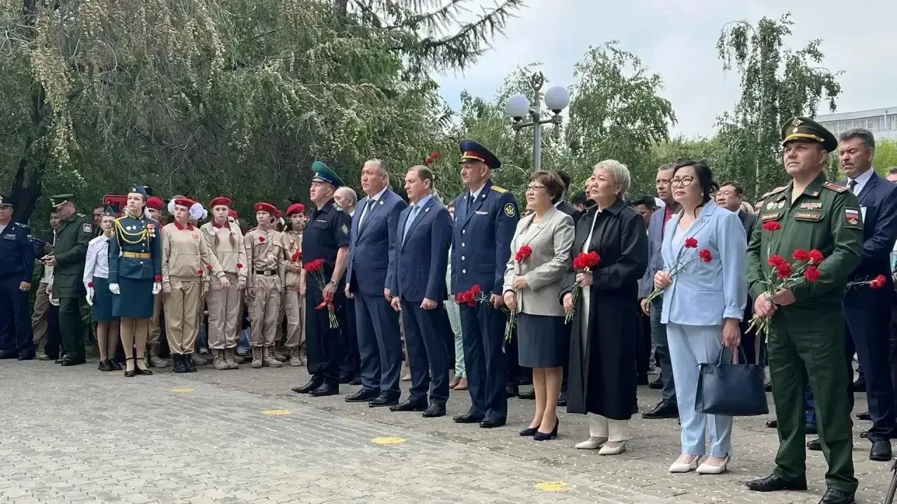 Татьяна Мантатова, вице-спикер Народного Хурала Бурятии, возложила цветы к Вечному огню и памятнику 