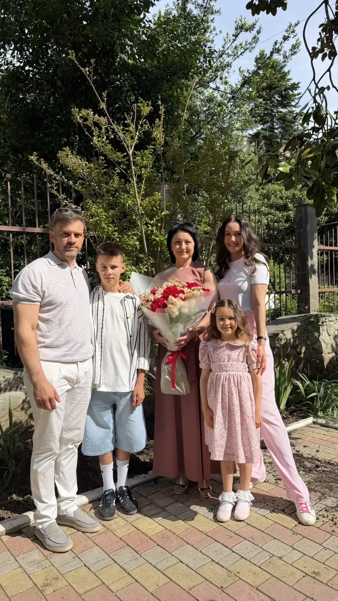 Сегодня, в честь окончания детского сада, на нашей территории появился новый кустарник Лагерстремия 