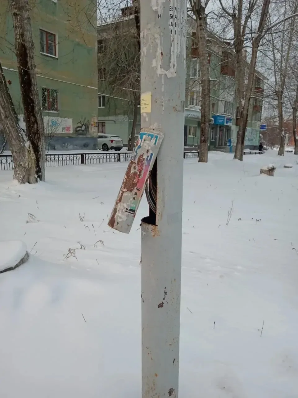 На светофорном объекте, расположенном на пересечении улиц Уральская-Ленинградская, неустановленными 