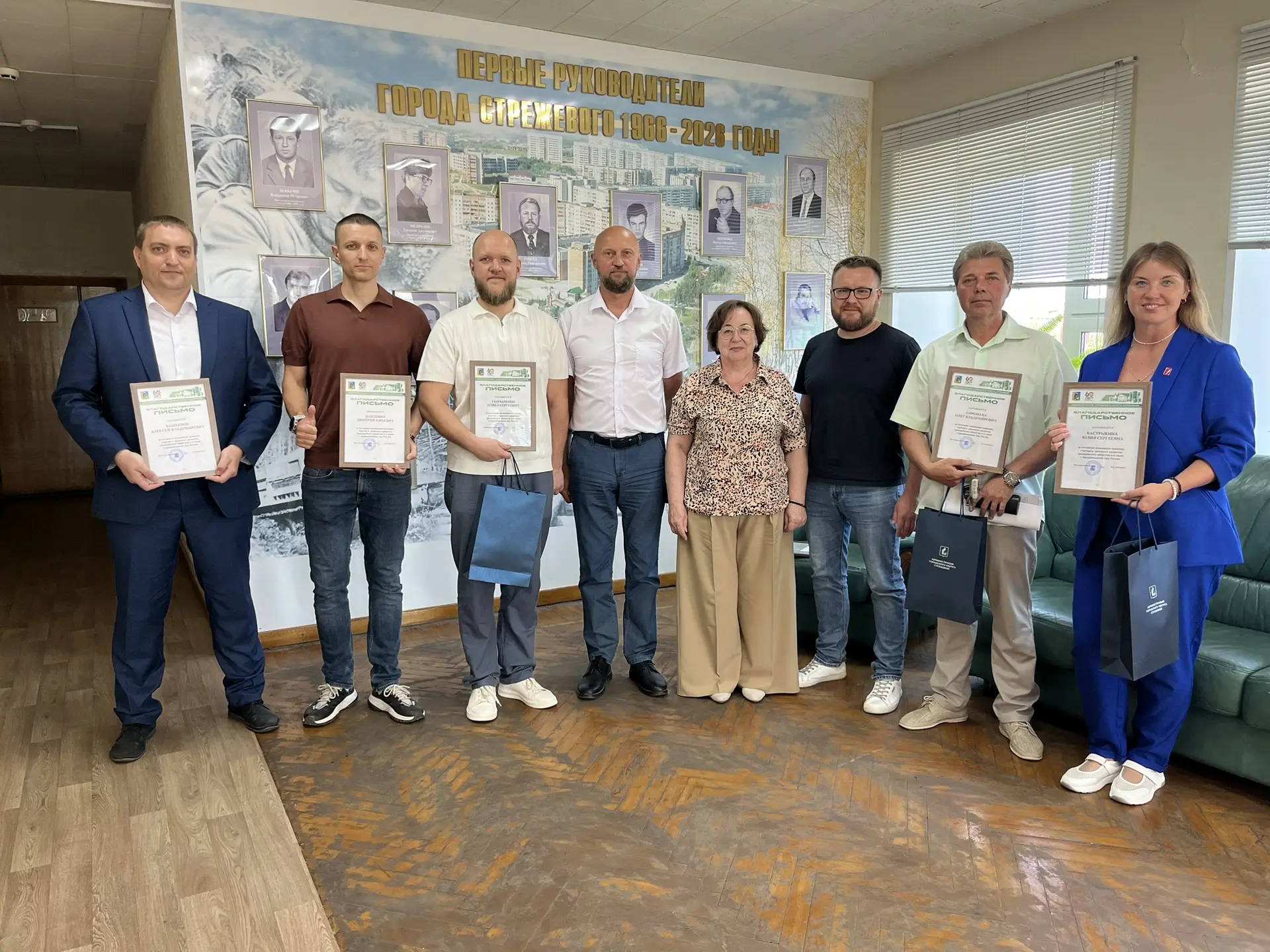Вчера вручил благодарности активным стрежевчанам. 

Нередко бывают ситуации, когда очень нужна помощ