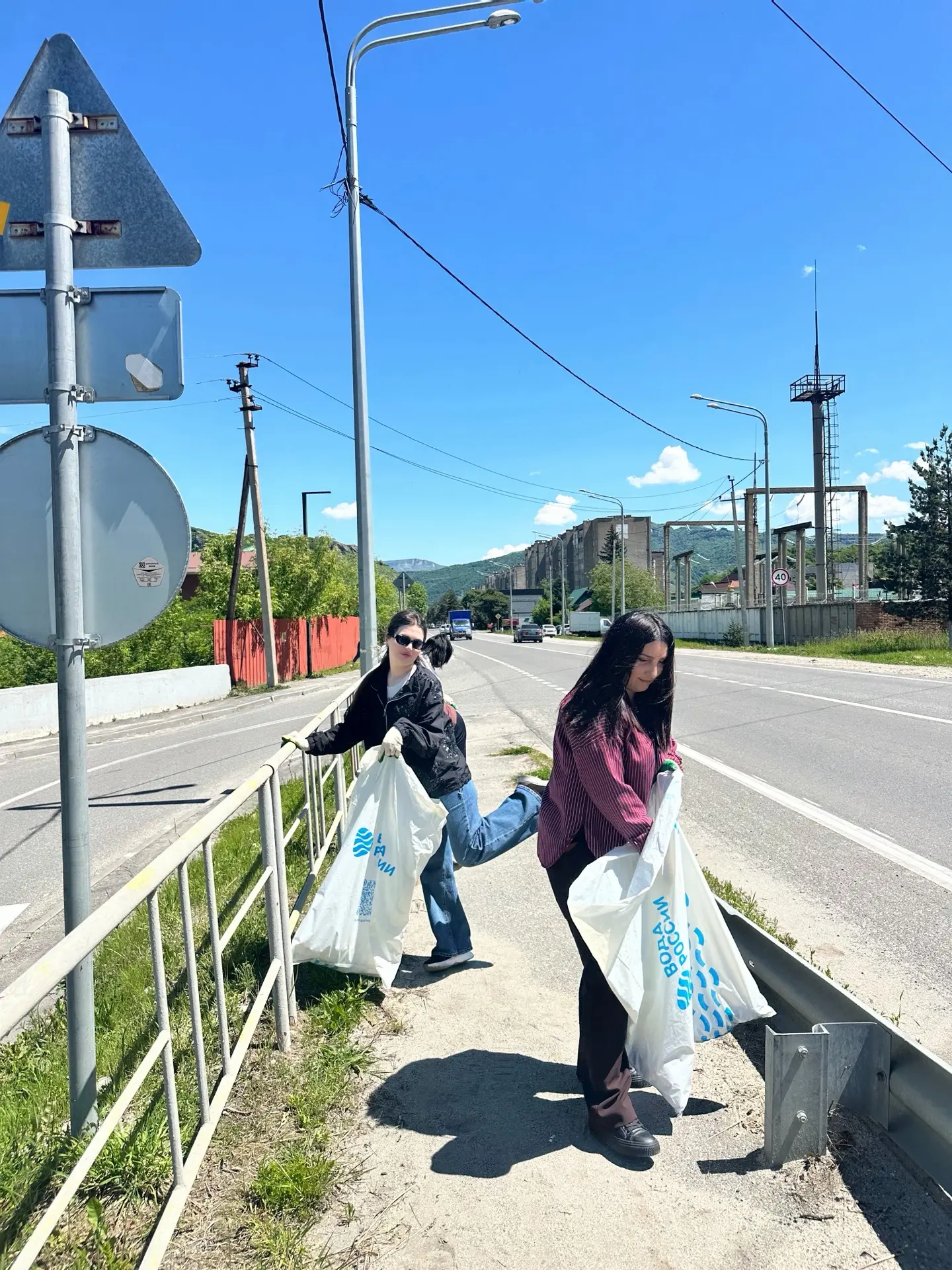 В МАУ «МФЦ Карачаевского городского округа» прошёл субботник

Сотрудники МАУ «МФЦ Карачаевского горо