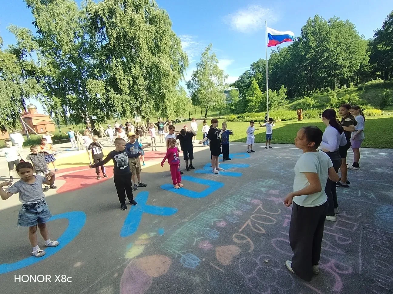 ✨ Вот и пролетел 10‑й день нашего школьного лагеря! ✨
Утро началось традиционно — с дружной линейки 