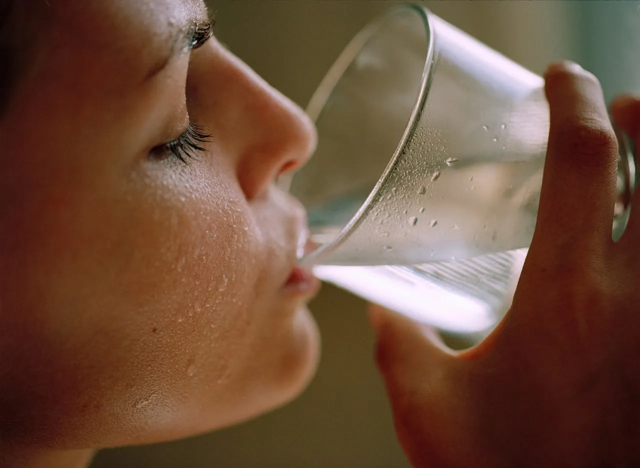 Зачем пить горячую воду, если у вас скачет давление 💧

При скачке давления главное — снять спазм со