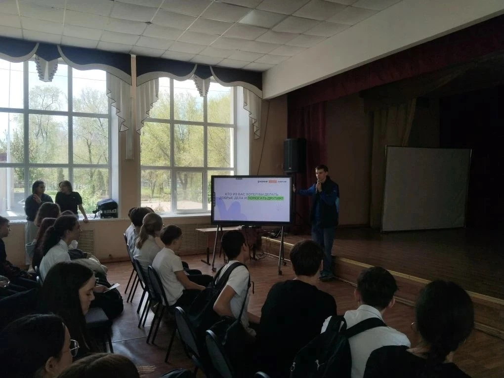 В нашей школе прошла встреча с «Волонтёрами Победы»!
⁣
Сегодня у нас в гостях был Степан Петрухин — 