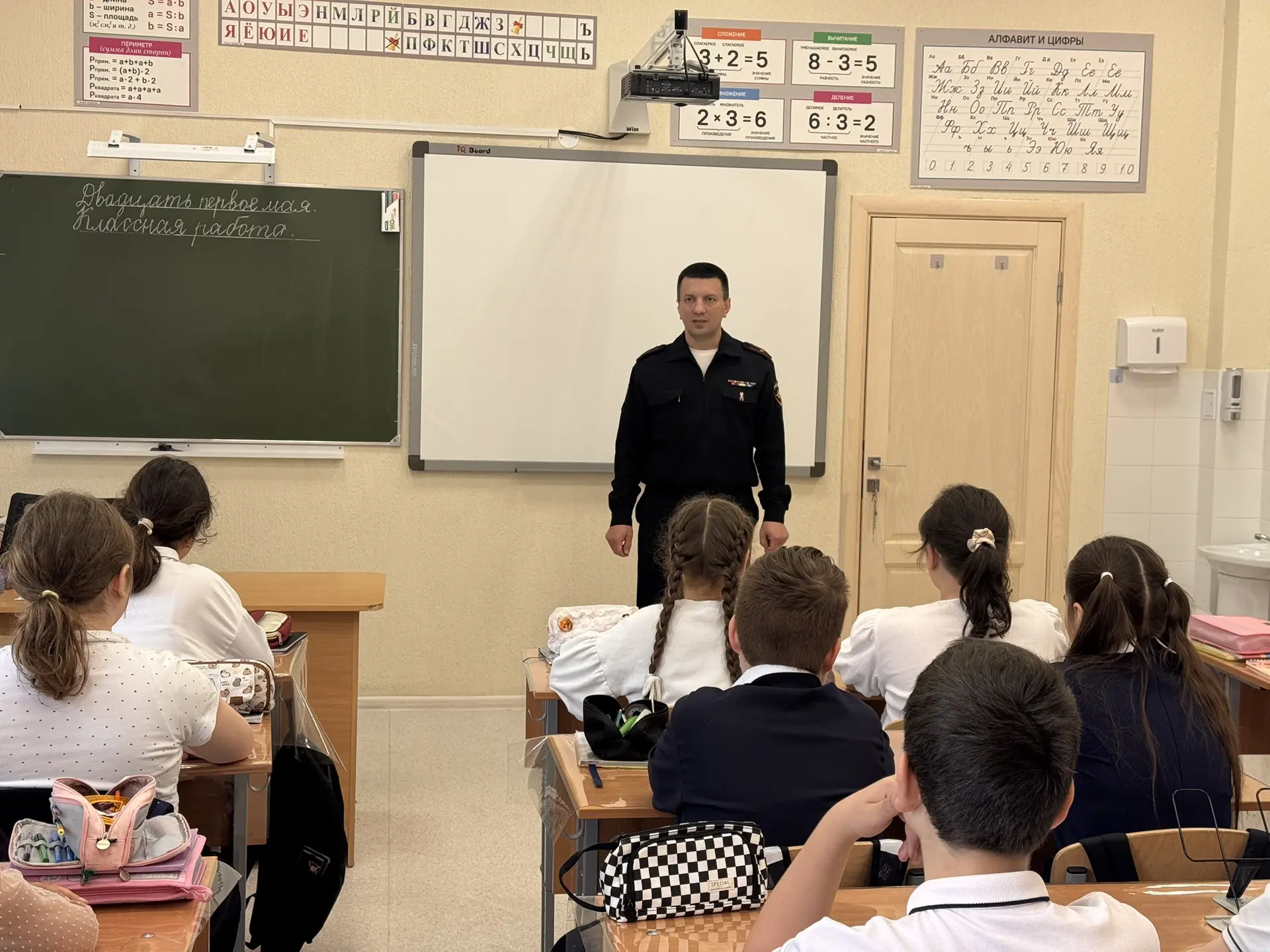 В младших классах прошли профилактические беседы с сотрудником ГИБДД о правилах дорожного движения!
